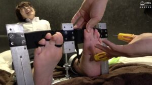 h_1416ad01026【くすぐりエロ動画】スーツ姿の上司をWSロックで拘束! パンツスーツ素足をガッツリくすぐり! 香椎佳穂