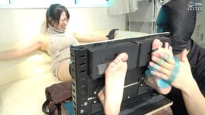 h_1416ad01274【くすぐりエロ動画】「気は強いけど足裏の弱いお姉さんを足枷拘束でくすぐりまくり!」わかしラボVol.034- 5 優木なお